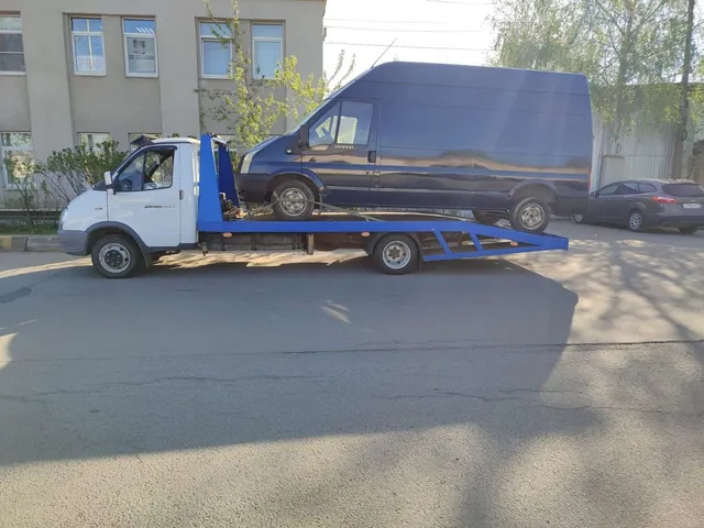 Ford Transit на платформе эвакуатора